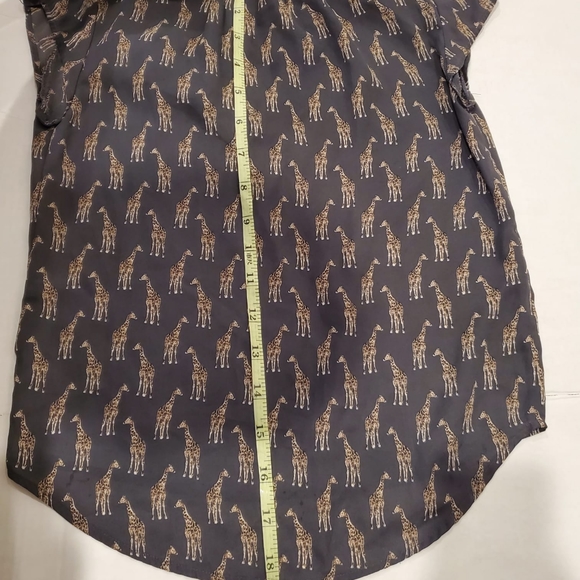 EUC, H&M Conscious Blouse Women's Size 2 Gray Giraffe Print V-Neck Cap Sleev… - Picture 4 of 6